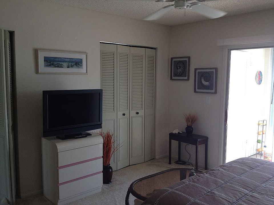 Master bedroom w/ lanai entr