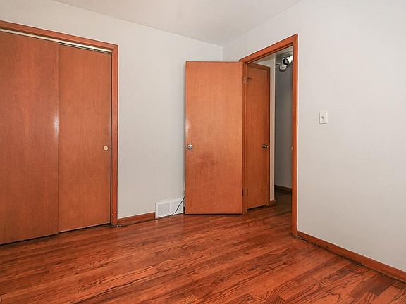 5th image of 1332 W 59th St