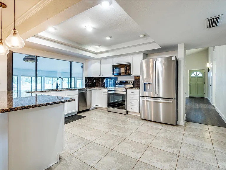 2201 Cottonwood Ln — Photo 13
