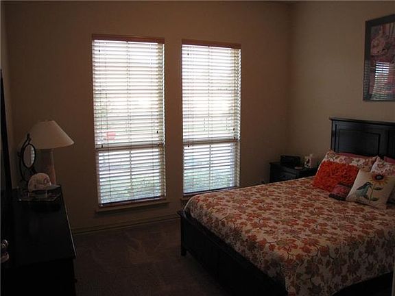 4th image of 1100 Chapel Hill Ct