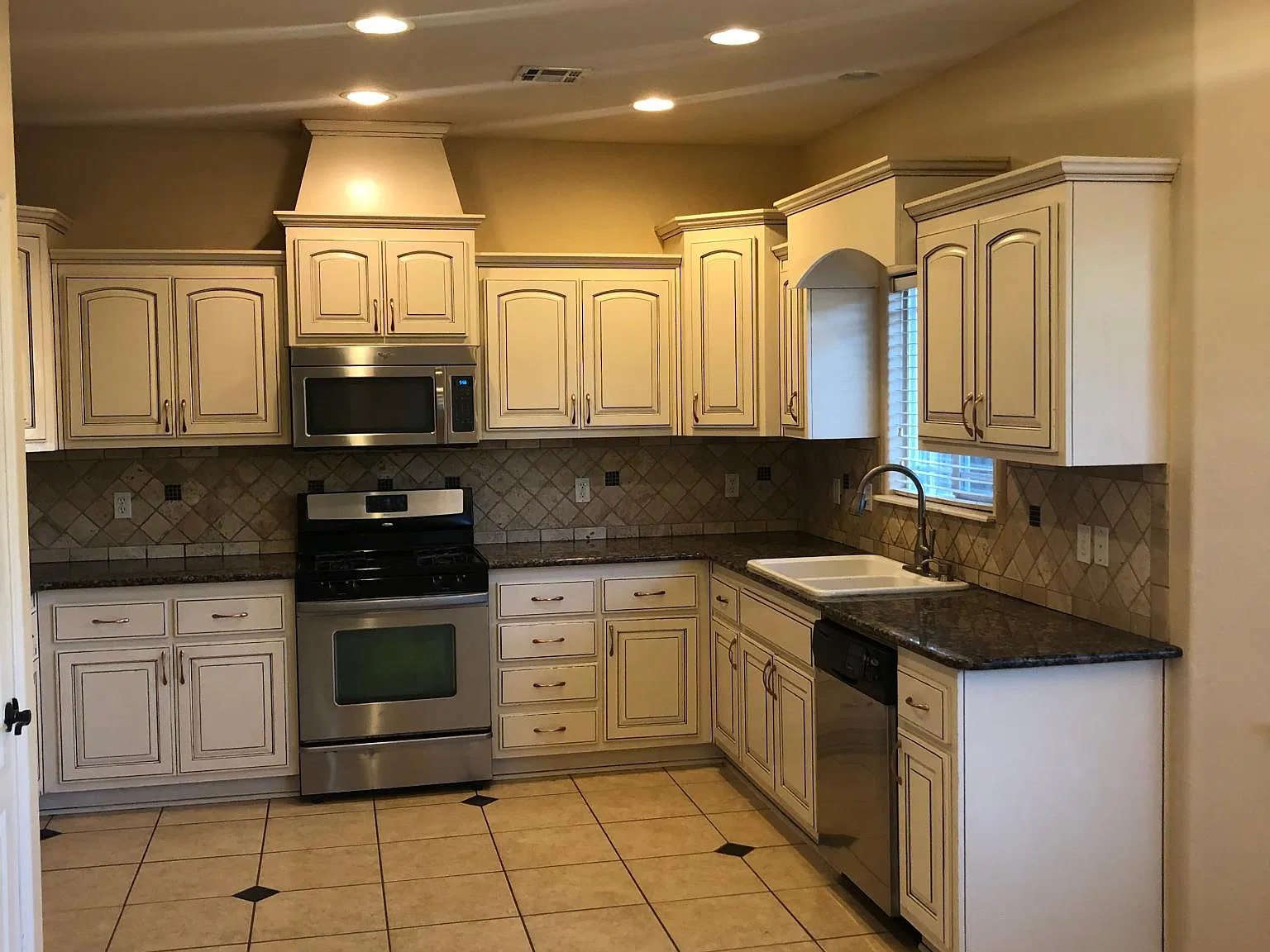 4 bed, 2.5 bath, 2032 sqft, $1,800 — Photo 2