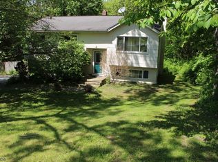 12 Grove Dr, Sussex, NJ 07461