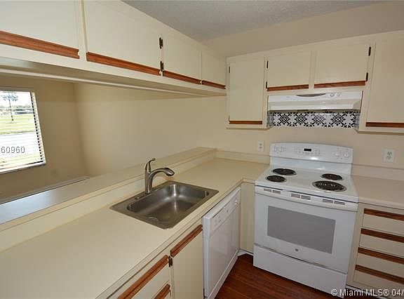 3rd image of 1396 The Pointe Dr #1396