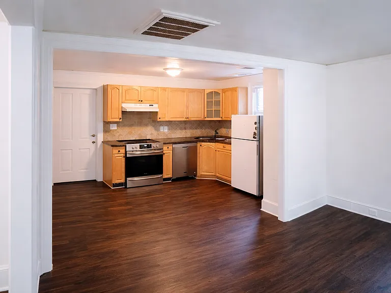 998 Center St NW — Photo 2