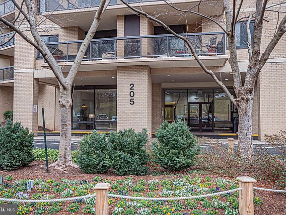 4th image of 205 Yoakum Pkwy Unit 305