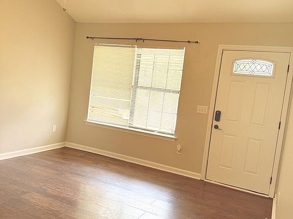 4th image of 310 York Ln