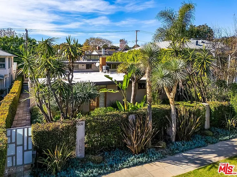 609 N Doheny Dr #D — Photo 1