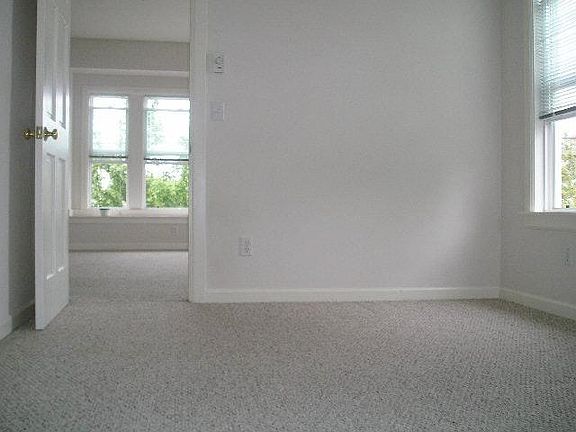 Bedroom w/ walk-in closet