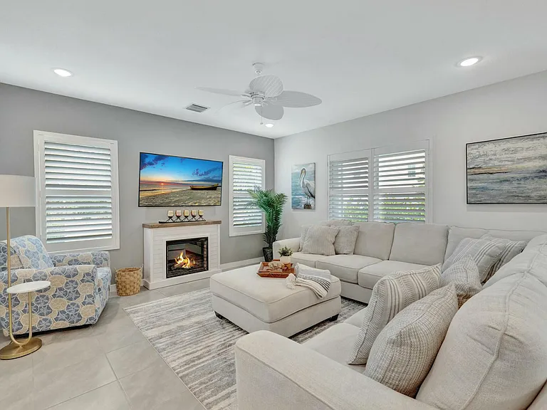 601 NE Waters Edge Ln — Photo 14