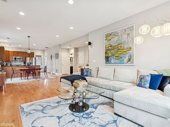 4th image of 2327 W Medill Ave #2