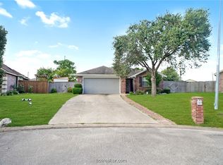 107 Willow Ct, Navasota, TX 77868