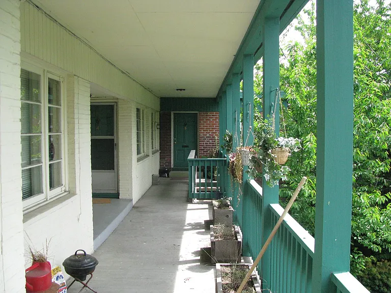 1430 SW Moss St — Photo 7