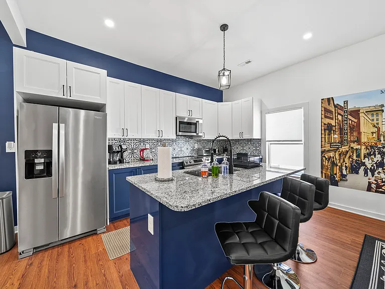 305 W 12th St — Photo 8