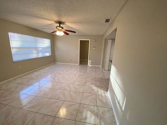 4th image of 2370 Locke Ave