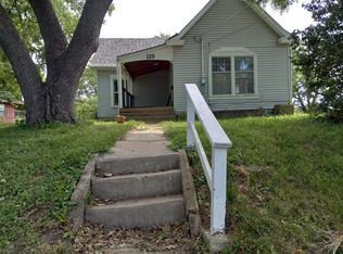 129 Clark Ave, Bonner Springs, KS 66012