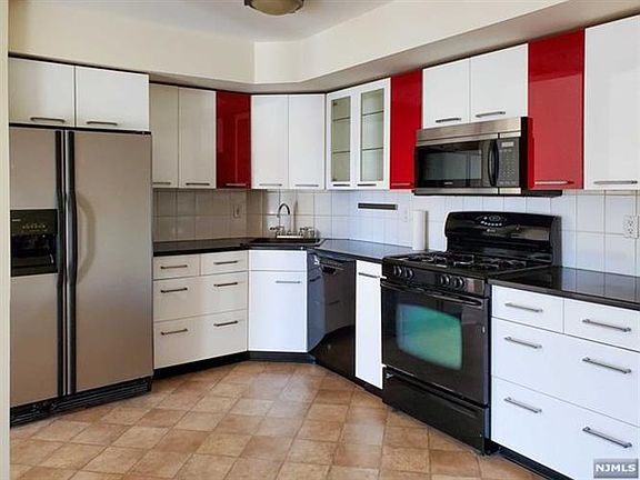 2nd image of 395 Cambridge Dr #395