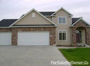 1205 Fountain View Dr, Pella, IA 50219