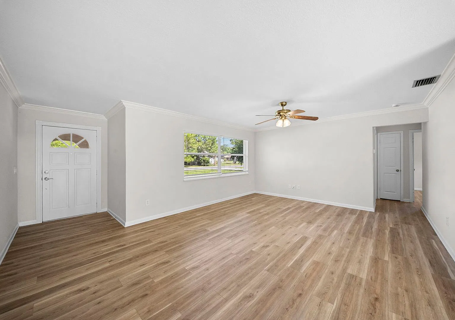 Stunning 3 bedroom 2 bathroom SFH in Fort Myers shores — Photo 4