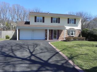 131 Plymouth Blvd, Smithtown, NY 11787
