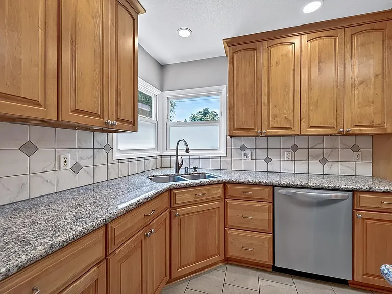 4913 Premiere Ave — Photo 17