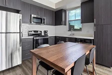 5th image of 1918 Columbia St #302