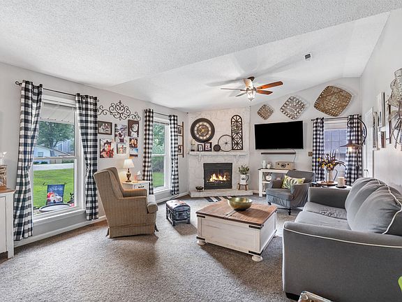 4th image of 2430 Castlewood Dr
