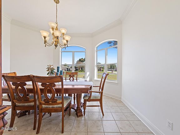 5th image of 308 Woodbine Dr