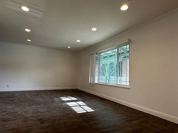 4th image of 409 Royale Park Dr