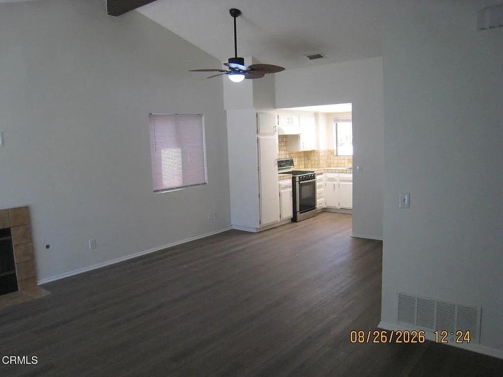 3 bed, 2.0 bath, 1070 sqft, $3,400 — Photo 4