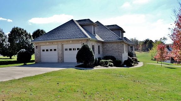 3rd image of 105 Lakes Edge Dr