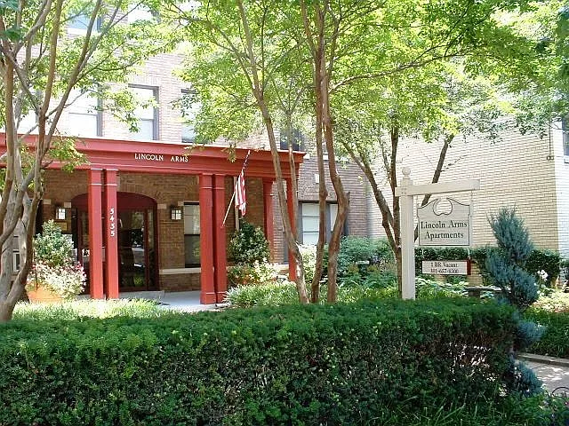 5435 Connecticut Ave NW #35