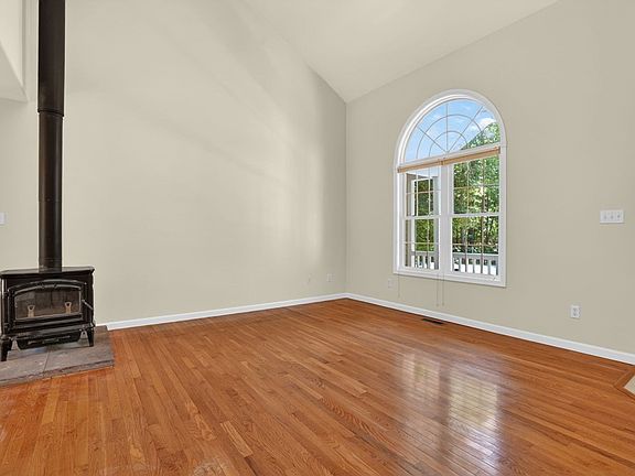 4th image of 2347 Mayflower Dr