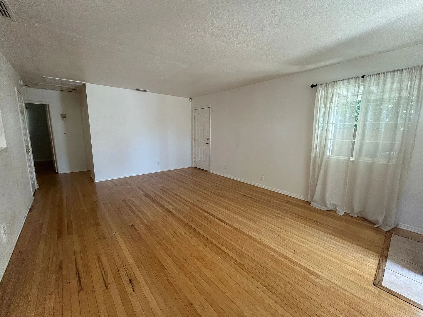 Adorable Home - Move In By 09/01 & Get $500 Off The First Month Of Rent — Photo 3