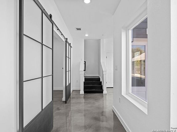 5th image of 106 Bank St #102