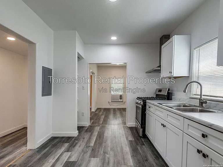 611 Rochambeau St — Photo 13