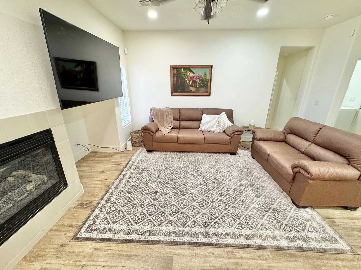 Beautiful Fully Furnished Southwest Las Vegas Home In A Prime Location — Photo 2