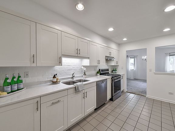4th image of 17 Lakewood Cir