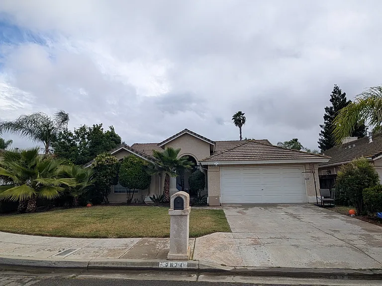 7674 N Barcus Ave — Photo 2