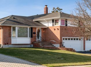 98 Belmont Cir, Syosset, NY 11791