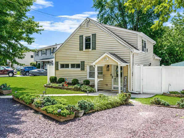6 Gerek Avenue, West Islip, NY 11795