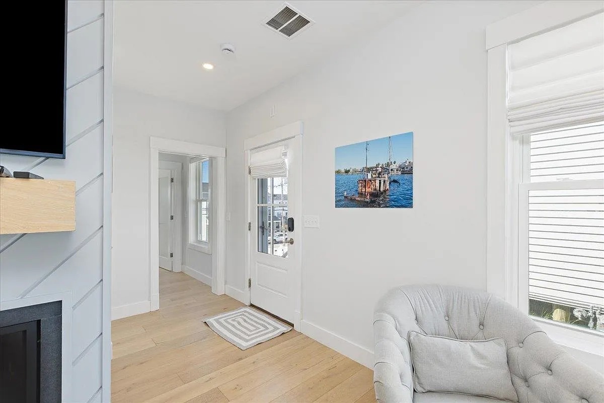 3 bed, 3.0 bath, 2256 sqft, $7,000 — Photo 4