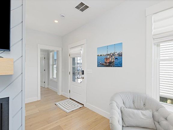 4th image of 220 N End Blvd #1