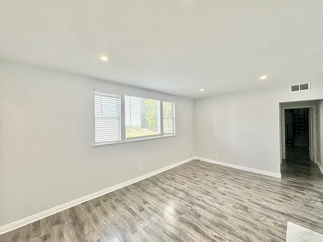 Oakhurst Apartments — Photo 34
