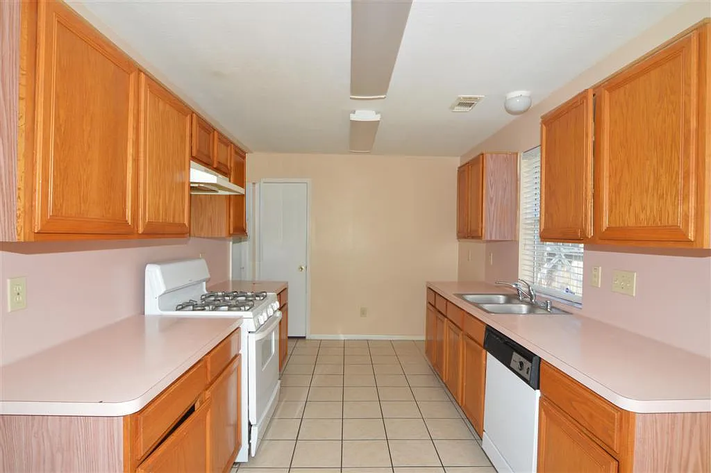 4 bed, 2.5 bath, 1861 sqft, $2,400 — Photo 4