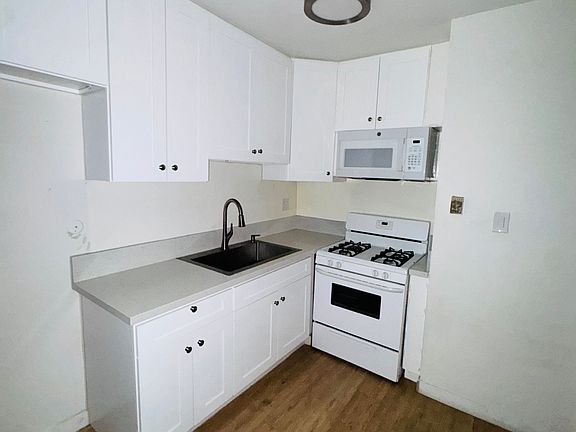 4th image of 6248 Woodman Ave #17