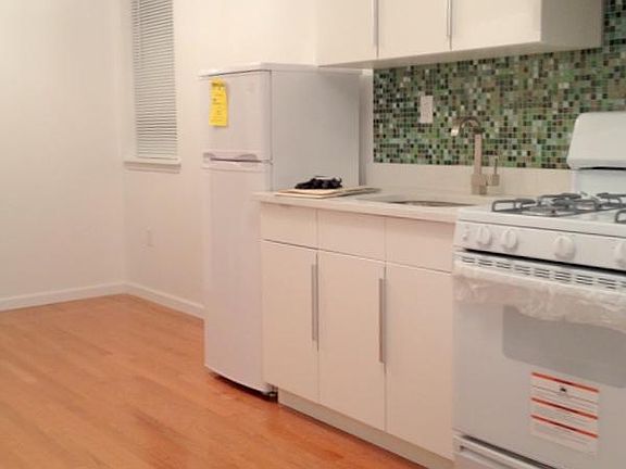 4th image of 139 Mott St