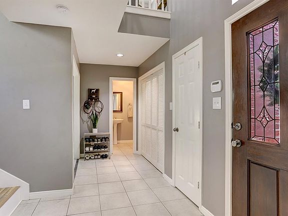 Your guest will appreciate the two story interior Juliet-balcony. Direct access to half bath and laundry.