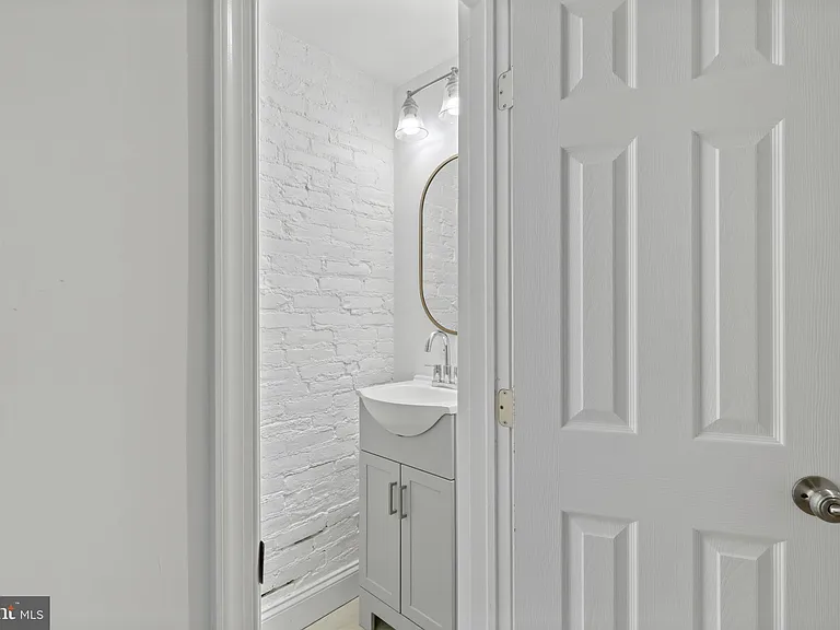 458 E Federal St — Photo 10