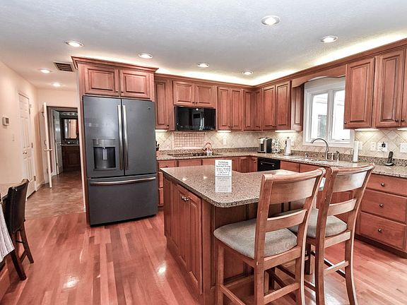 5th image of 4020 E Bennington Blvd
