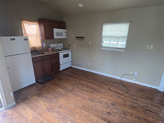 3rd image of 554 E 8th St Unit 3